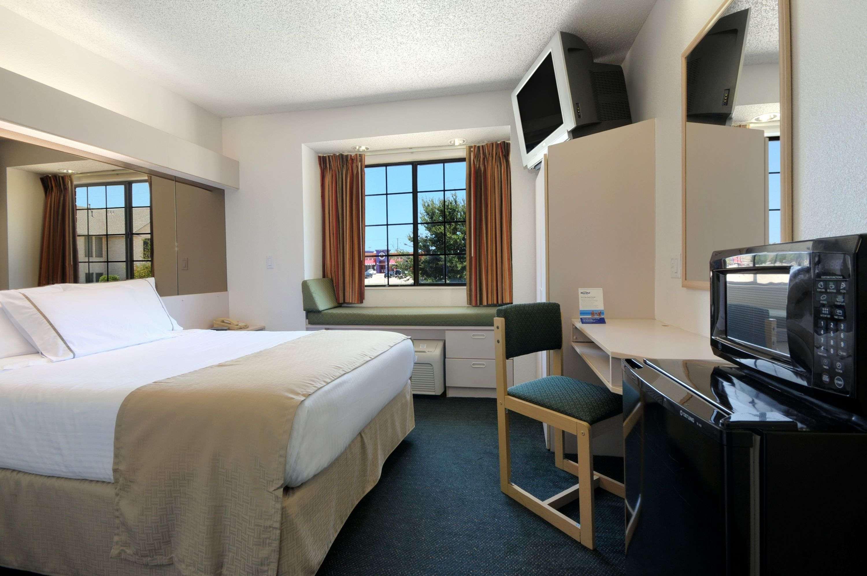 Travelodge By Wyndham Arlington/Dallas Area Екстериор снимка