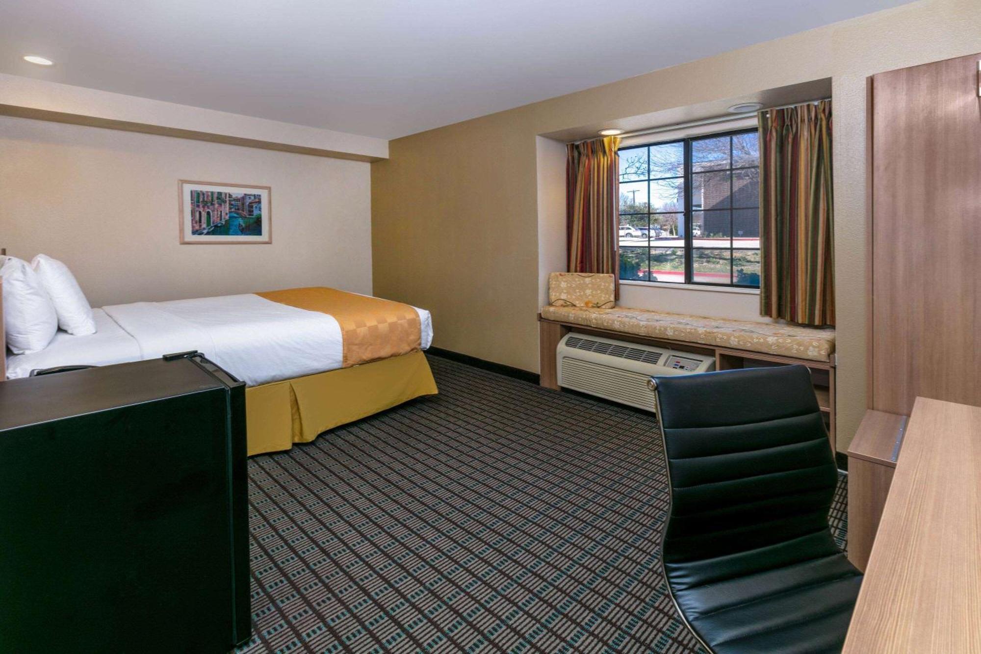 Travelodge By Wyndham Arlington/Dallas Area Екстериор снимка