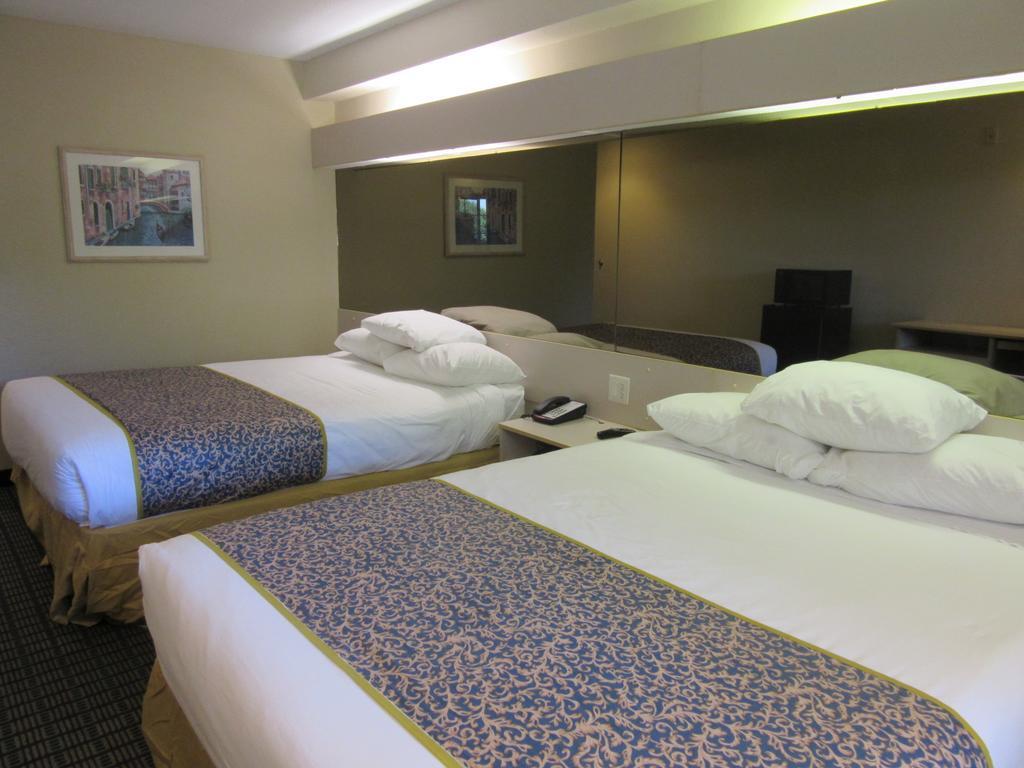 Travelodge By Wyndham Arlington/Dallas Area Екстериор снимка