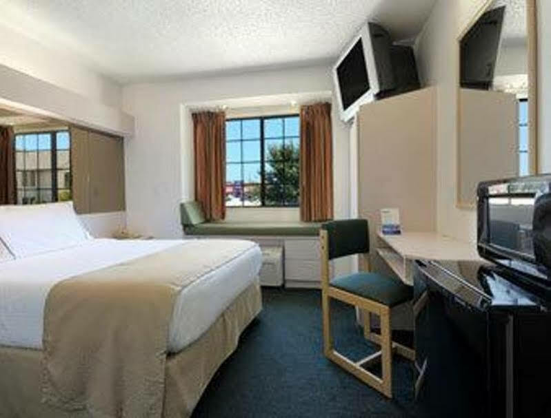 Travelodge By Wyndham Arlington/Dallas Area Екстериор снимка