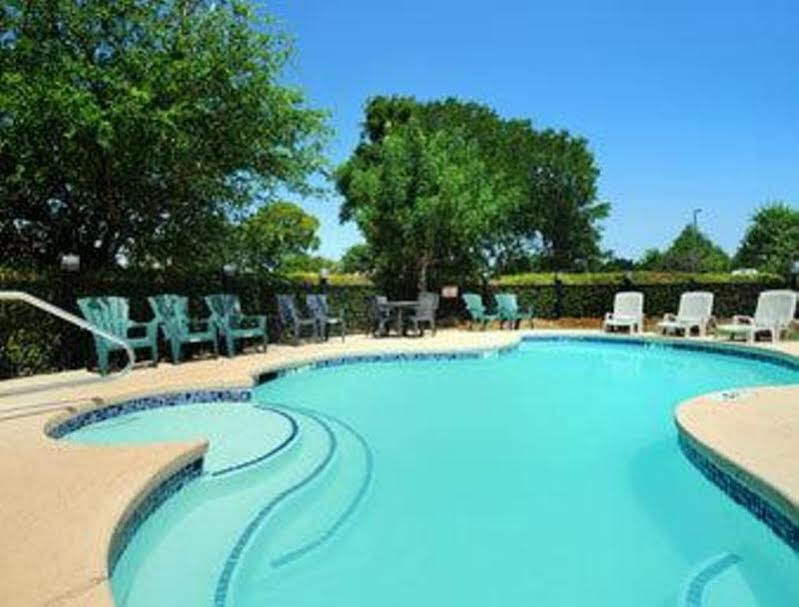 Travelodge By Wyndham Arlington/Dallas Area Екстериор снимка
